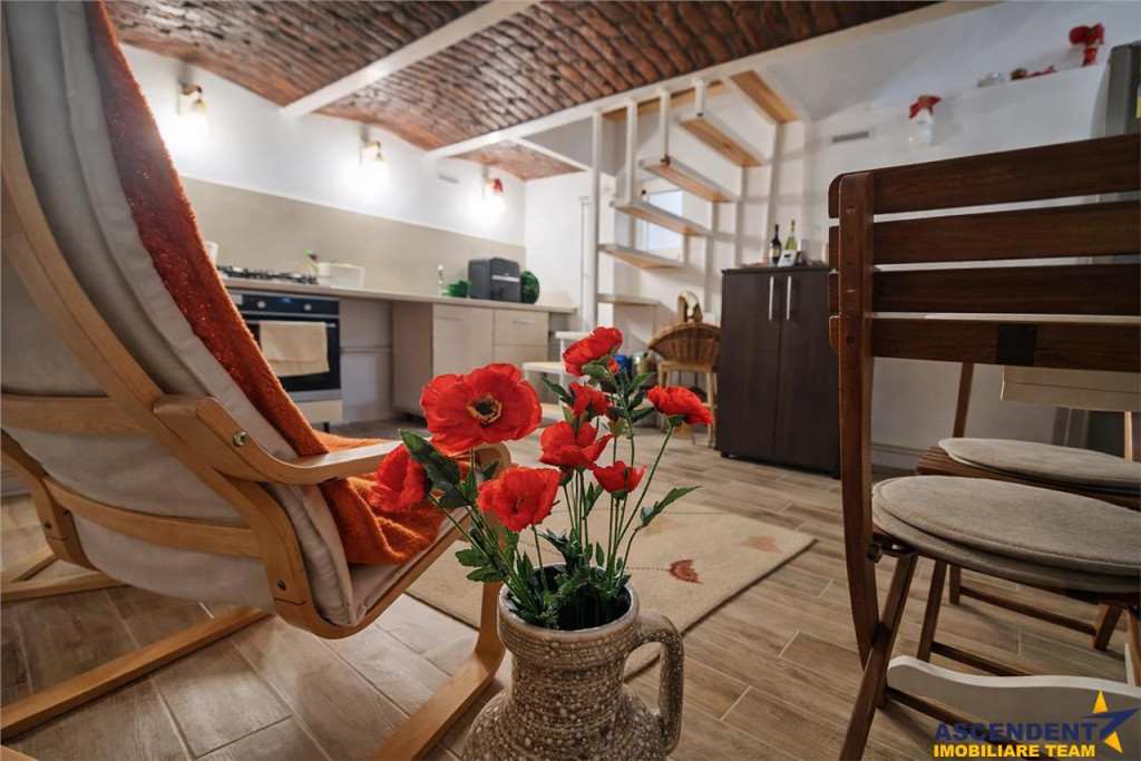 Casa situata central, cu un echilibru remarcabil intre tradi