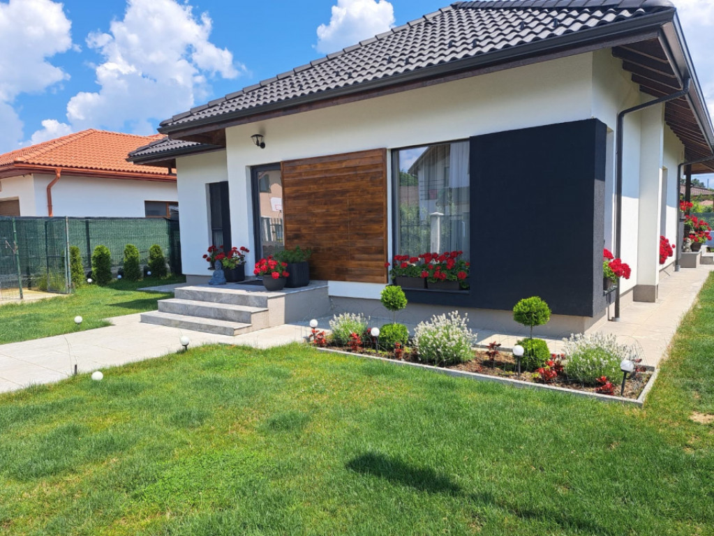 Casă modernă, parter, eficientă energetic, complet mobila