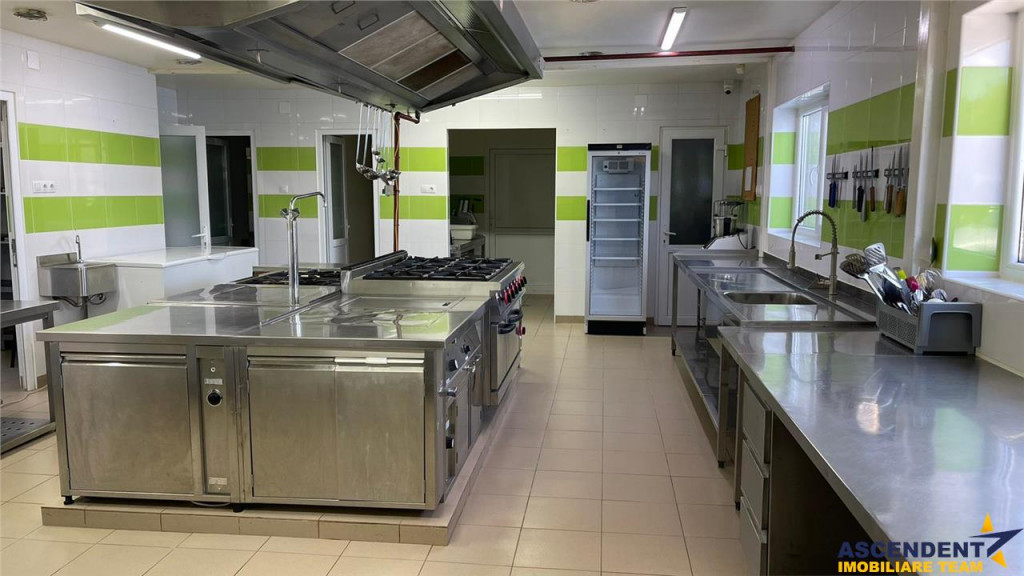 Spatiu multifunctional,locuri parcare in curte,gradina,facil