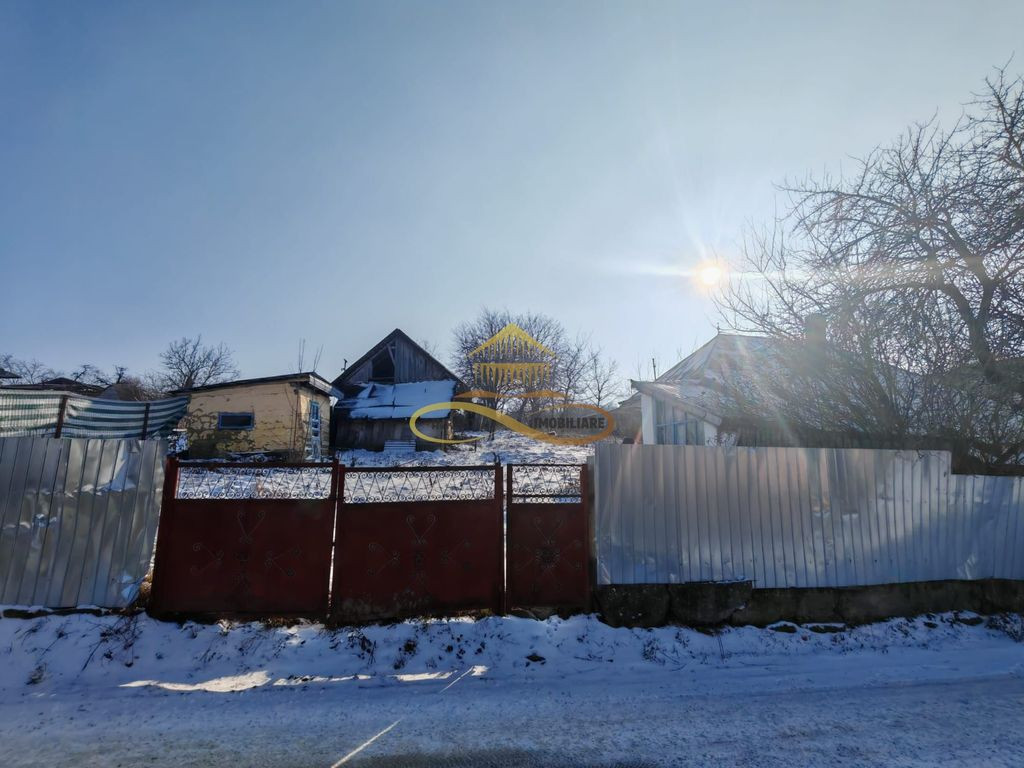 Teren 1.128 mp cu casă bătrânească – toate utilită...