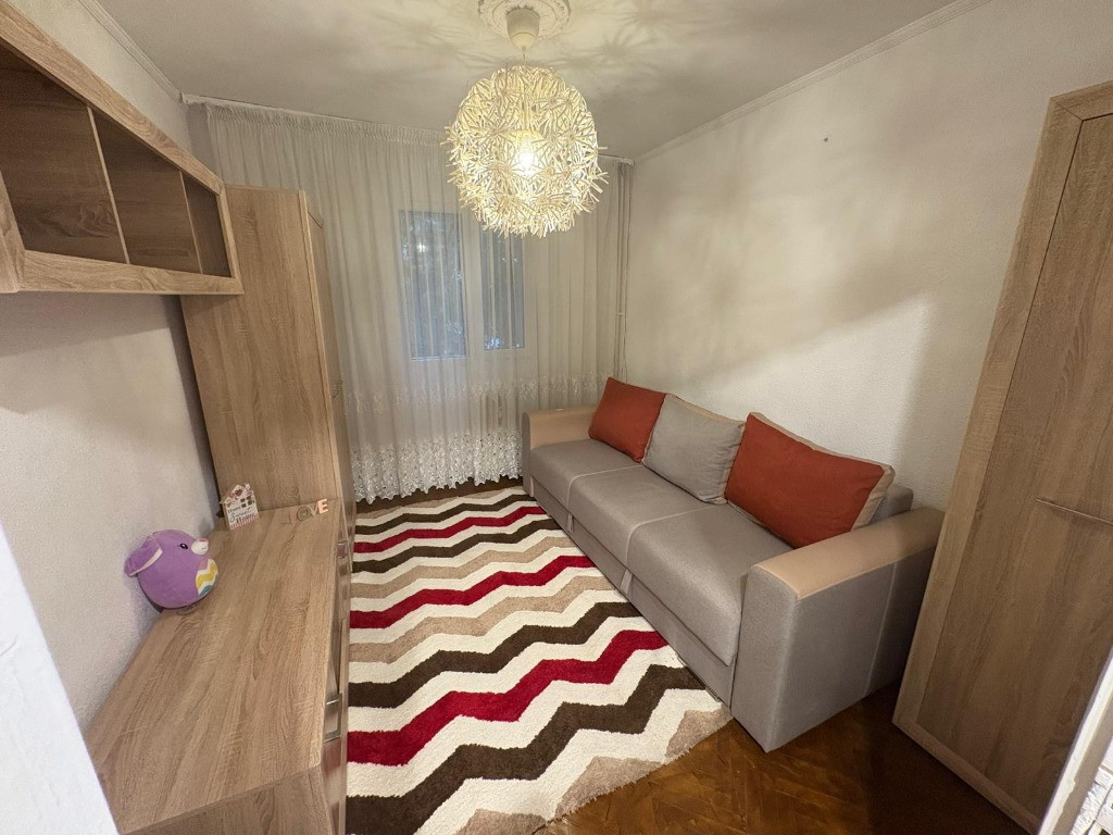 Inchiriez apartament 4 camere zona Titan