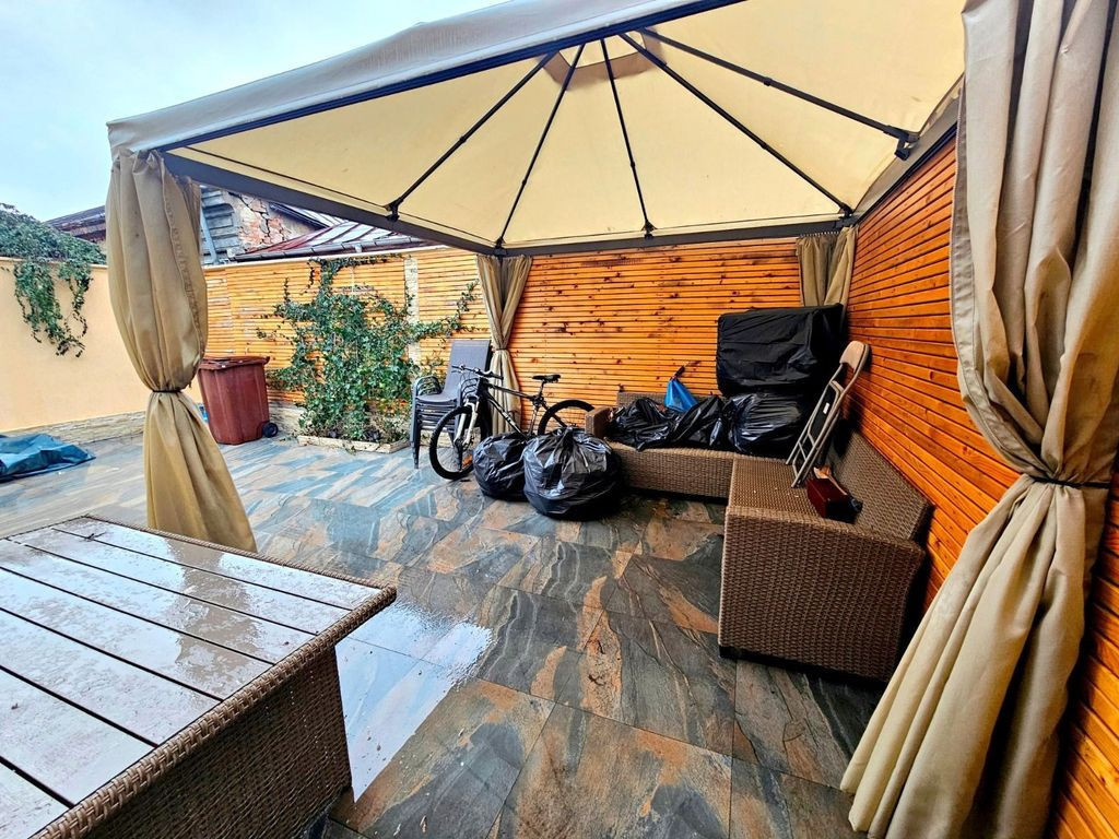 De vanzare - Casa 2 camere, renovata - singur in curte -P...