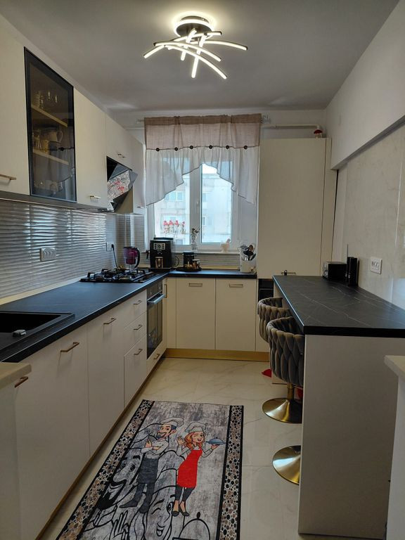 Apartament 4 camere, decomandat, etaj 3/4 - IC Frimu