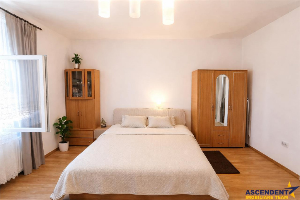 Apartament 3 camere, 140mp, cu acces auto in curte si facili