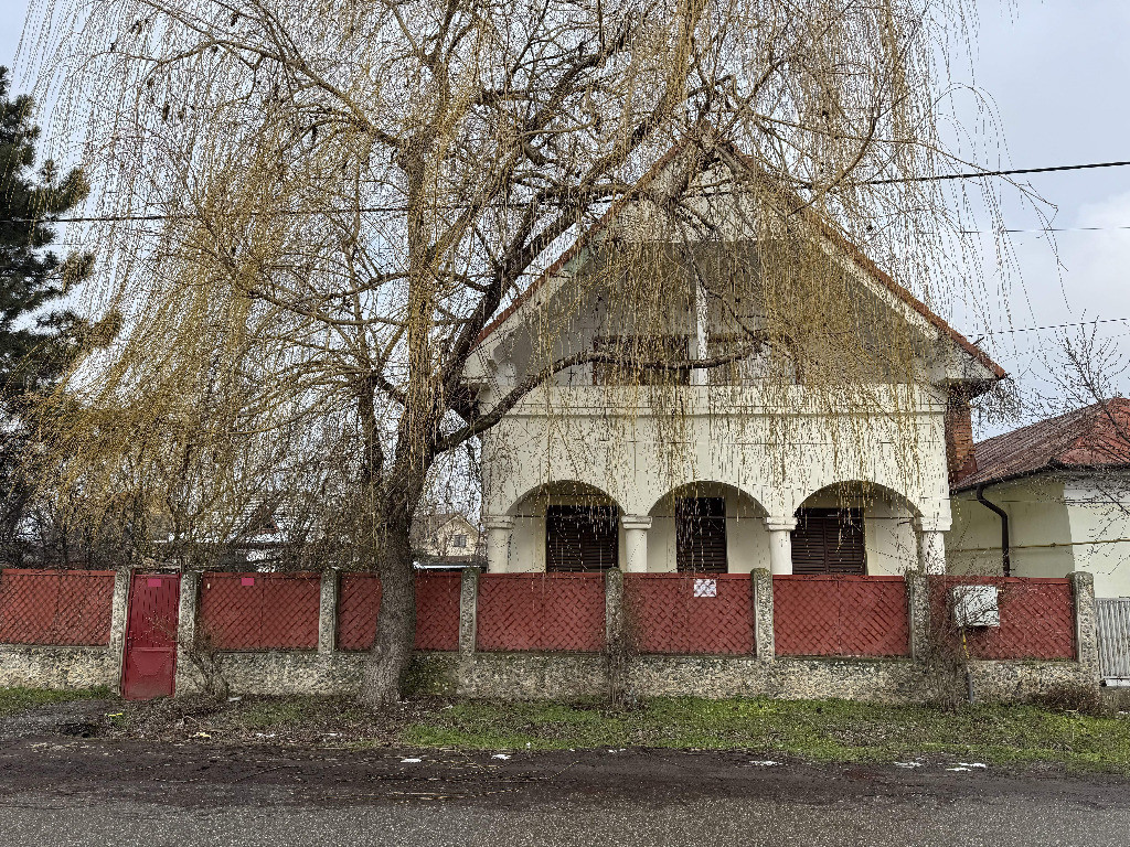 Vila P+M si ANEXA cu GARAJ, T = 1150 mp, D=28 m, Slatioara, zona centr