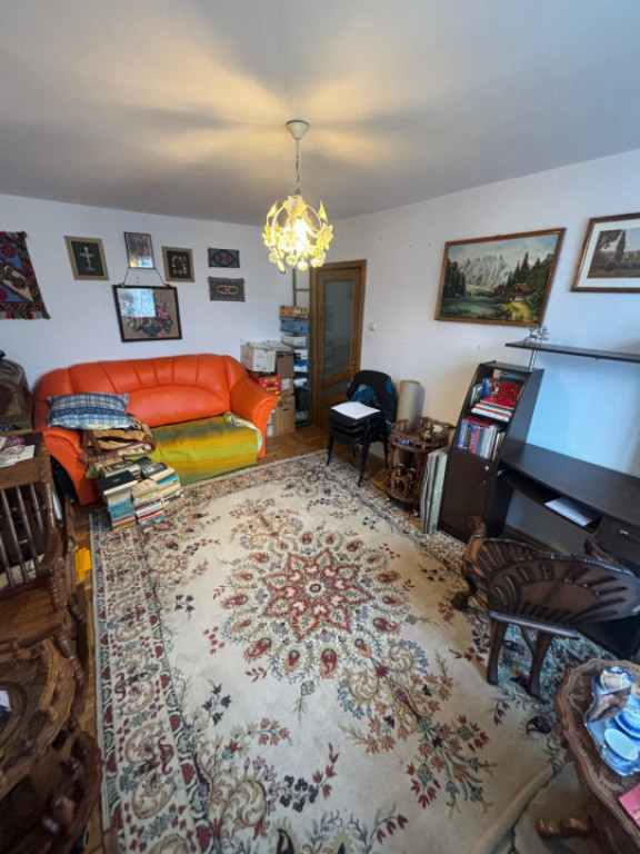 De închiriat apartament spațios – zona Precista