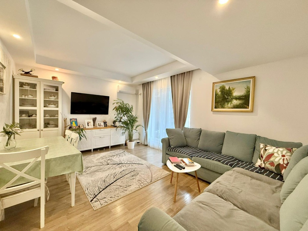 COSMOPOLIS - Apartament 3 camere spatios, vedere piscina