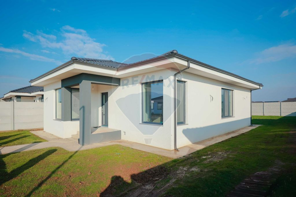 Casă pe nivel de vânzare cu 3 dormitoare, 500 mp teren ...