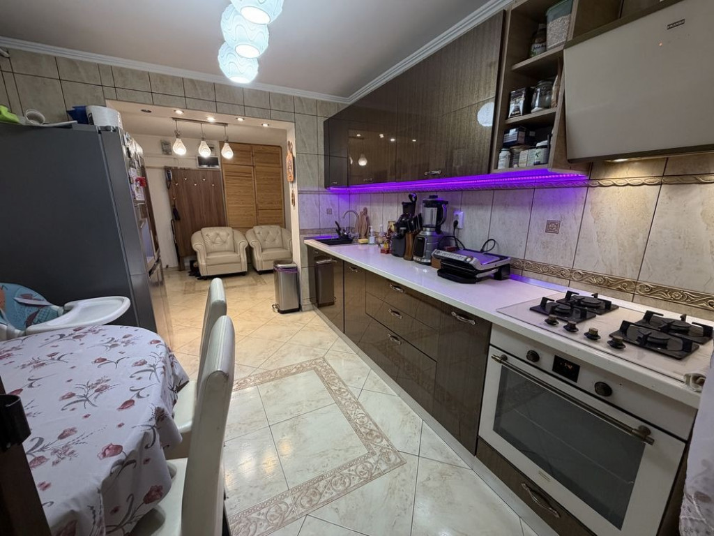 Apartament 3 camere.Centrala termica,Boxa la subsol.Metrou in apropier