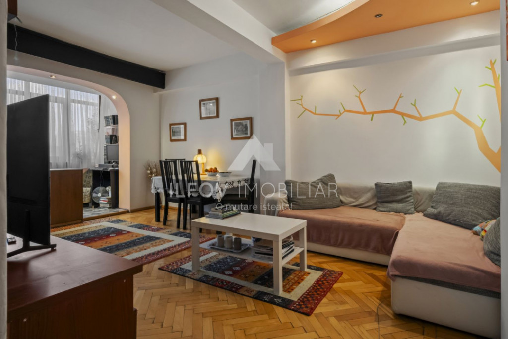 Apartament 3 camere Pța Romană, vedere spre spate, spațio