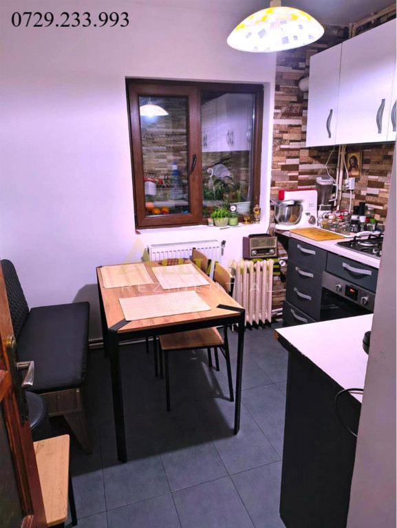 {Aparatorii Patriei} Apartament 3 camere, decomandat - etaj