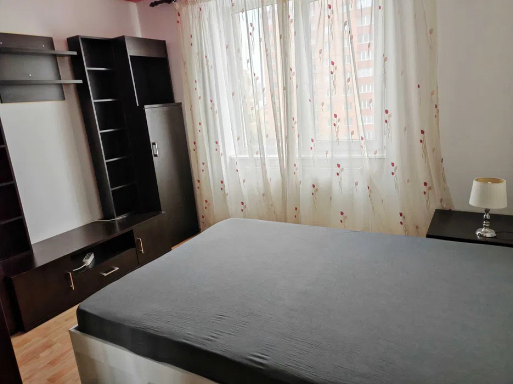 Apartament cu 3 camere 60 mp, etaj intermediar, bloc cu lift
