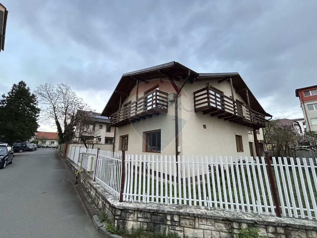 Casă / Vilă cu 5 camere de vânzare în zona Orasul Vechi