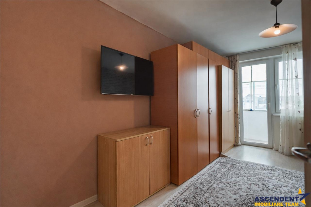 Apartament 2 camere,improspatat, decomandat,balcon,pivnita,T