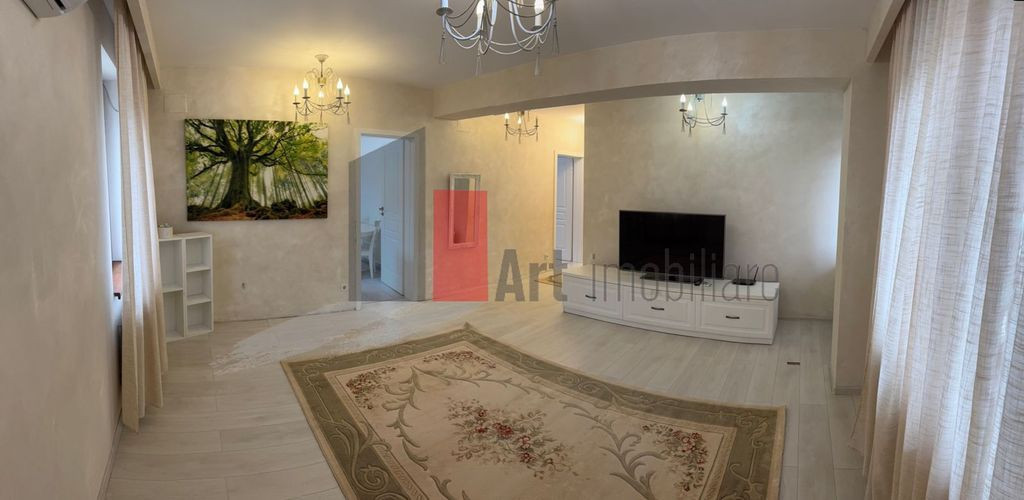 Vanzare apartament 3 camere si curte,loc de parcare Padur...