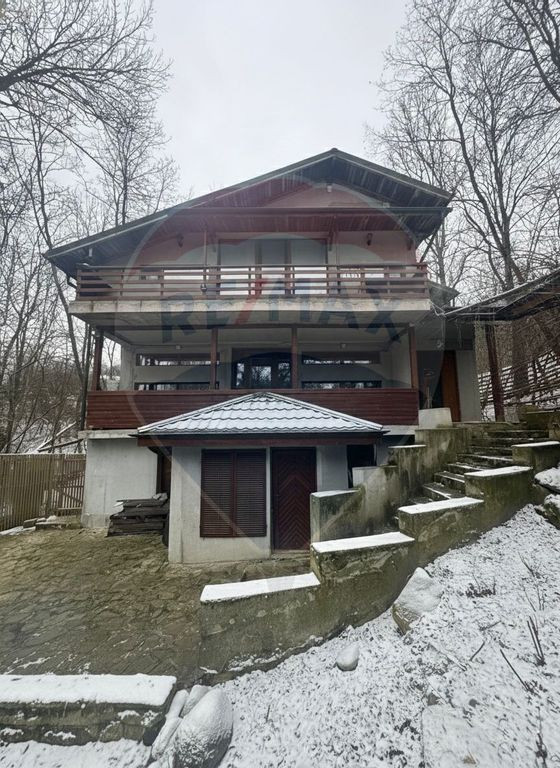 Casă / Vilă cu 7 camere de vânzare