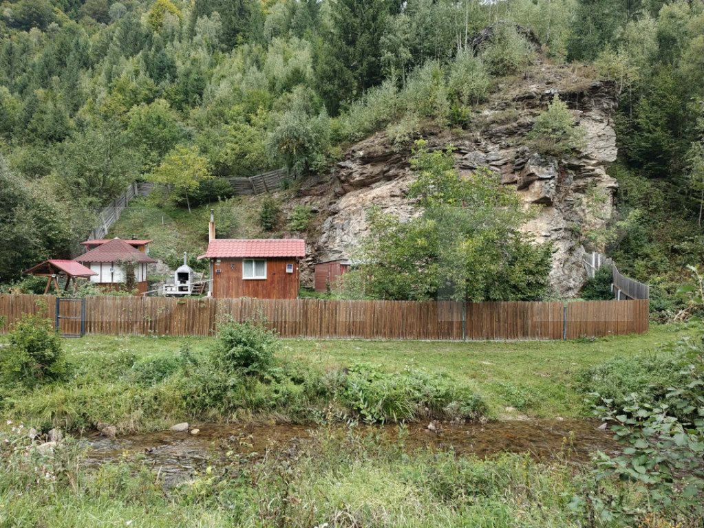 Casa de vacanta si teren intravilan, 425 mp, Valea Ierii