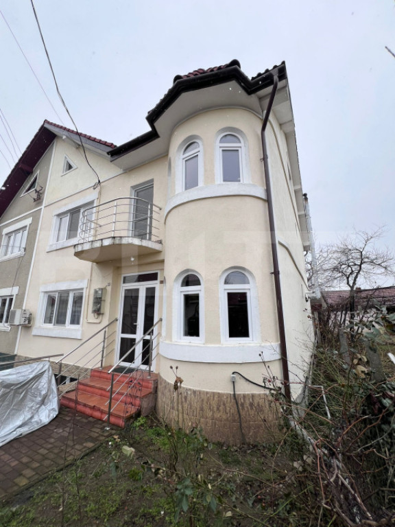 Casă tip duplex – 272 mp utili, 9 camere