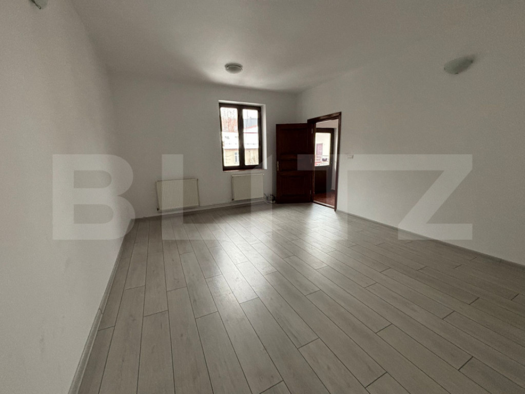 Spațiu de închiriat 2 camere cu balcon privat, Centru Civi