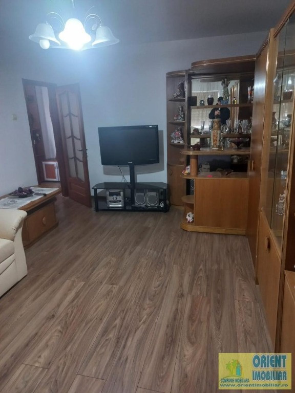 Casa de Cultura, decomandat, 2 camere, etaj 2, mobilat, inchirieri