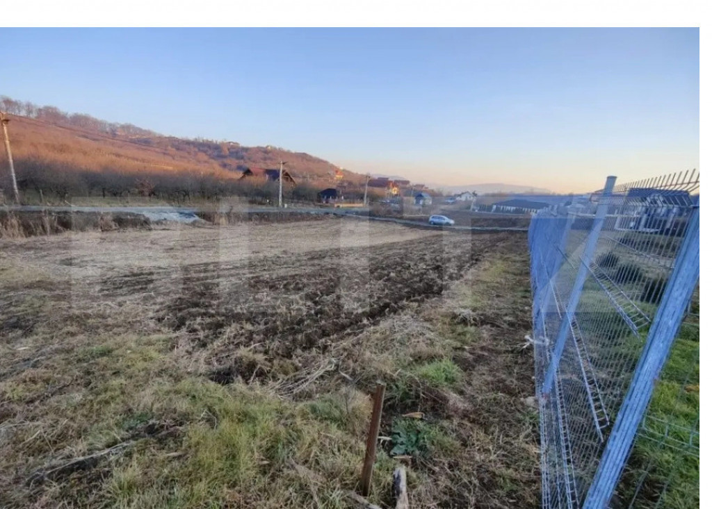 Teren intravilan 7 ari, construcție casă, zonă liniștit?