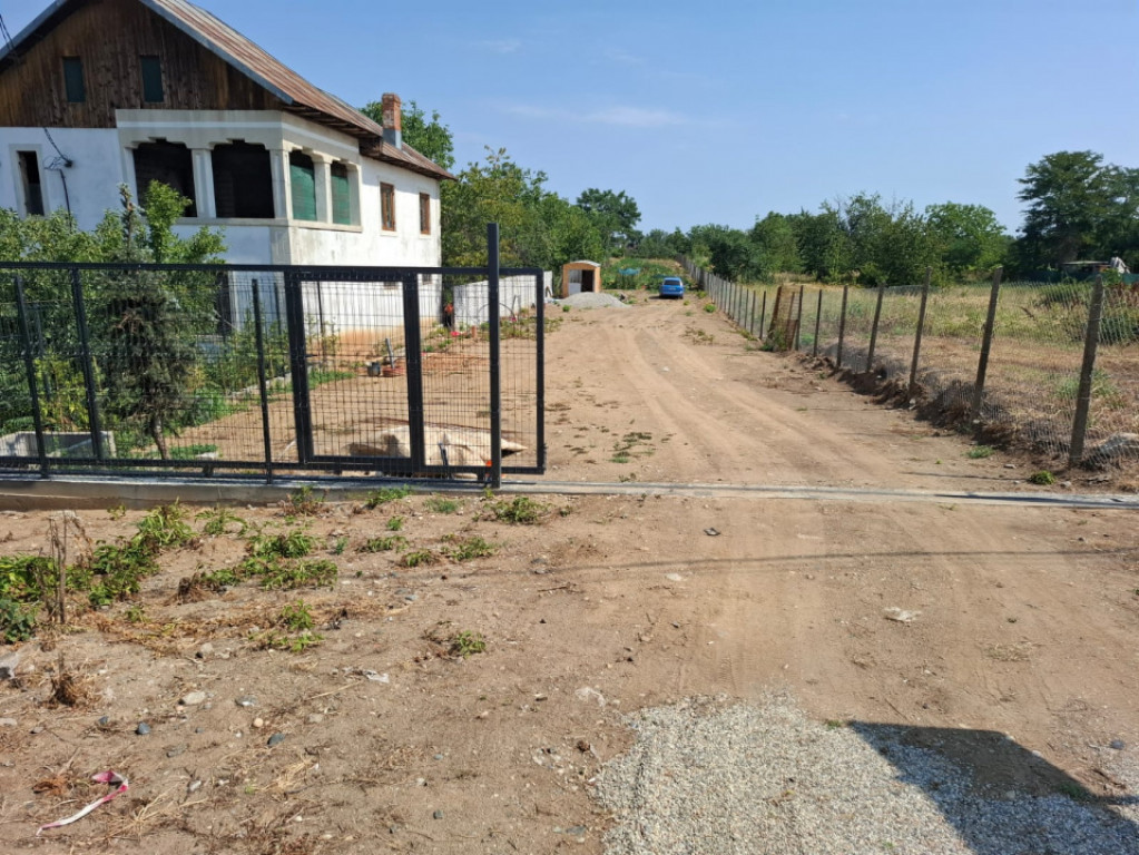 Teren Ultracentral Comuna Coșoveni – 2.290 mp | Utilită?