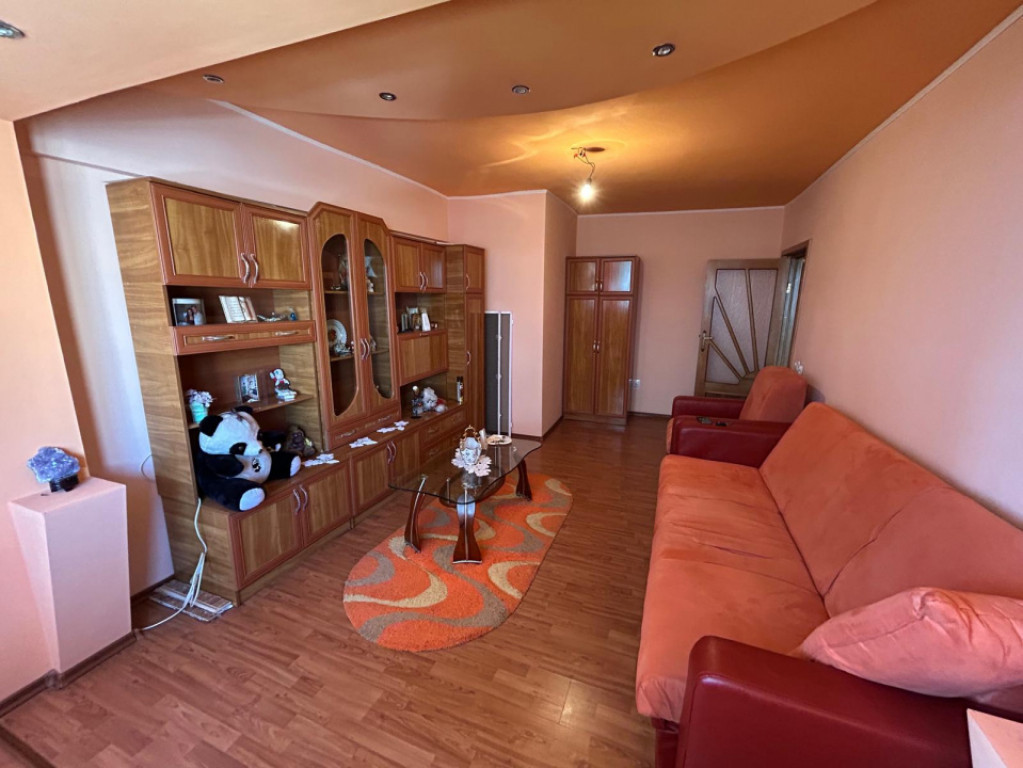 - Apartament 1 camera, zona Vidin, etaj 1.