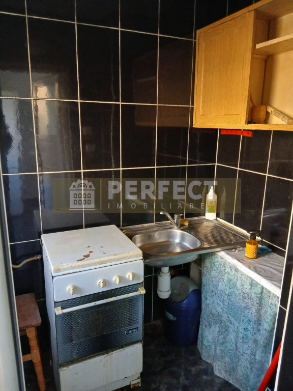 COMPLET RENOVAT!!! 2 camere VEST ETAJUL 1 pret 61500 euro!!!