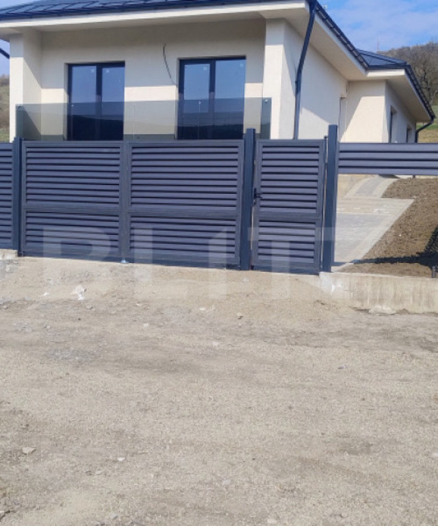 Casă de vanzare, 4 camere, 95 mp, panouri solare,teren 500