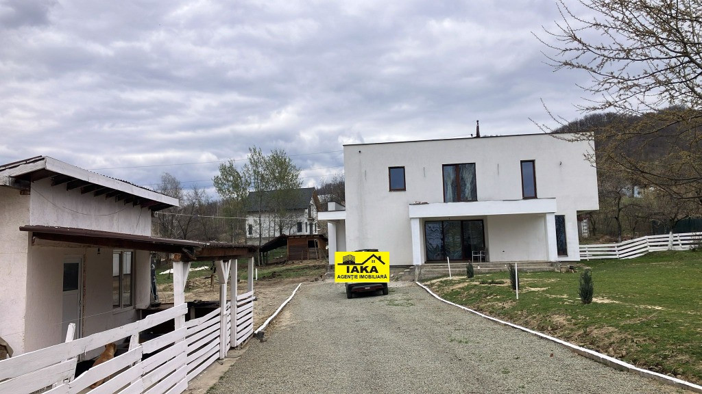 Str. Corbului, casa P+1, 30 ari teren