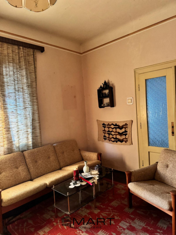 Bradul îl muți ușor. Casa, mai rar!