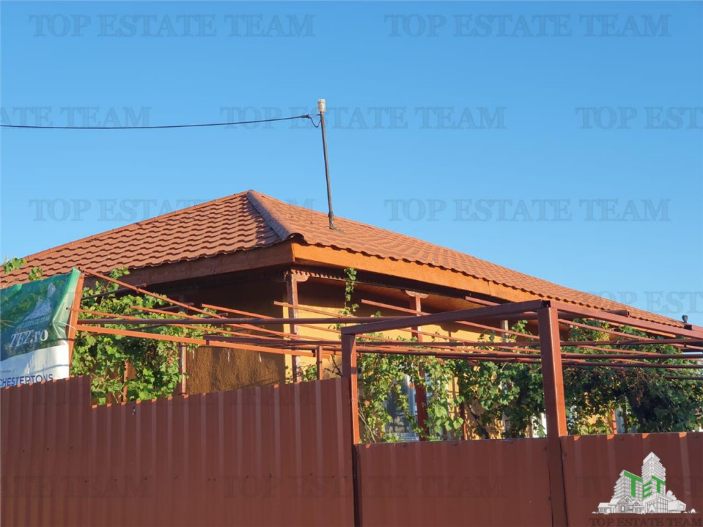 Colt de rai la tara doua case primitoare livada vie si lini