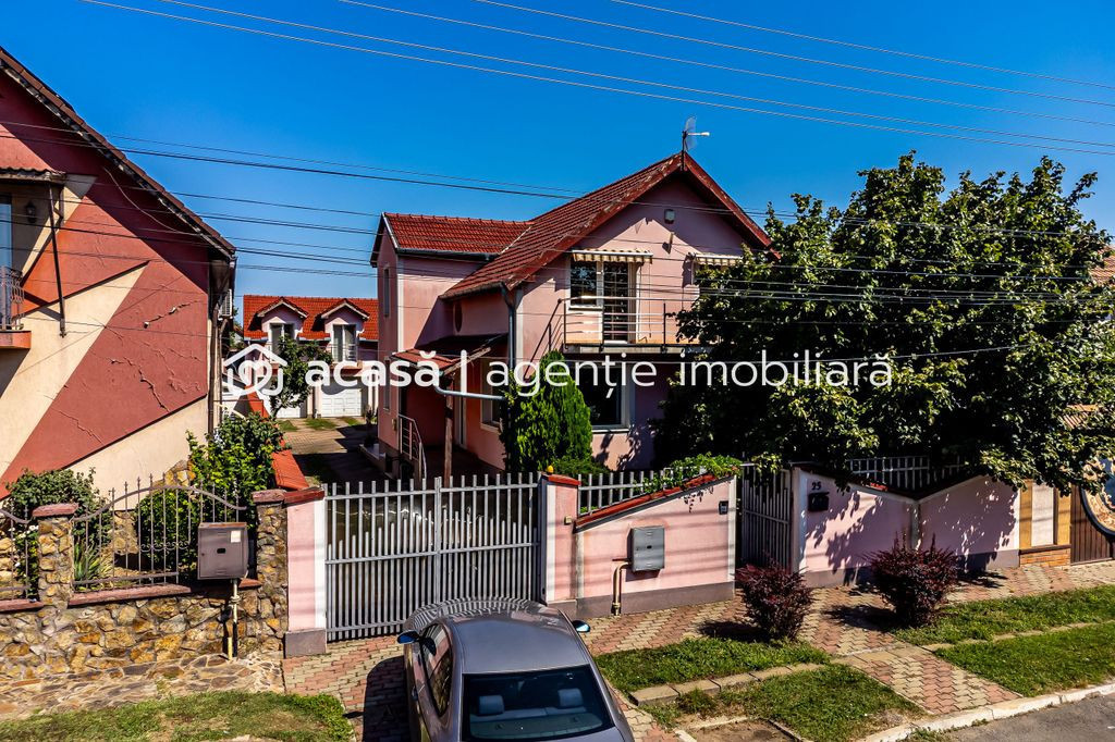 Vilă cu 6 camere în zona rezidențială - Poltura
