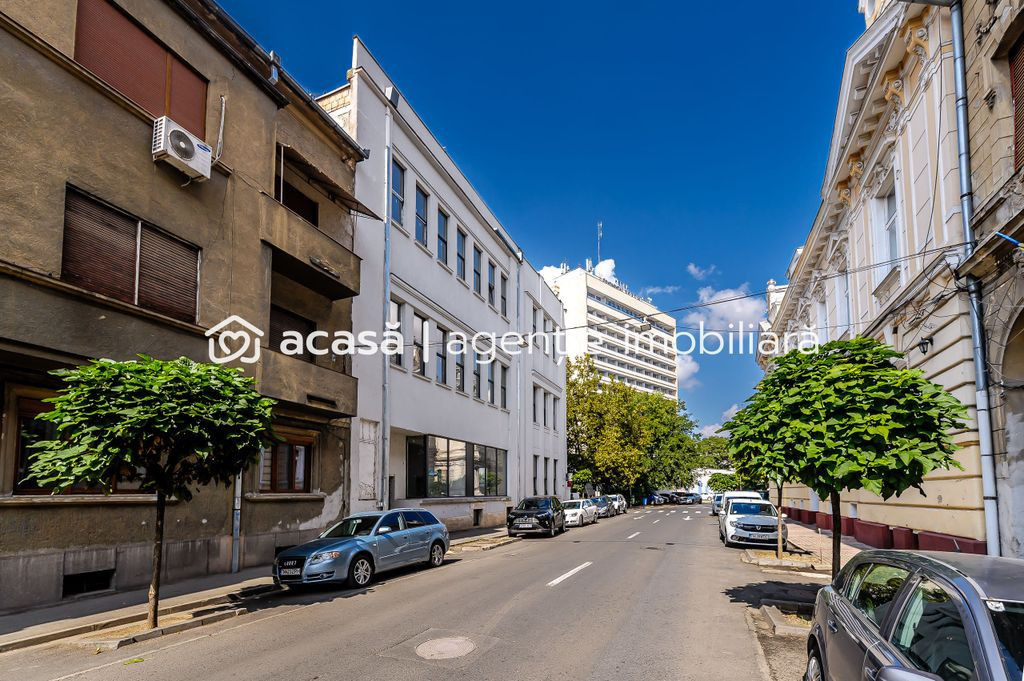 Clădire ultracentrală de vânzare Bulevardul Decebal Co...