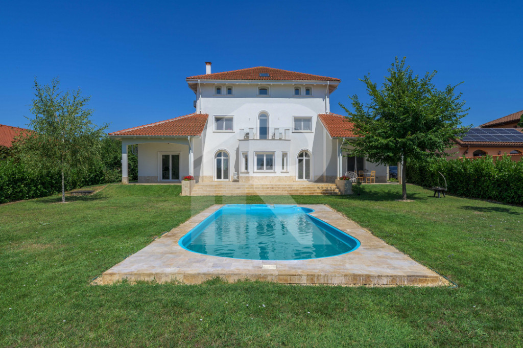 Vilă elegantă cu piscină și ieșire la Lac – Căciula?