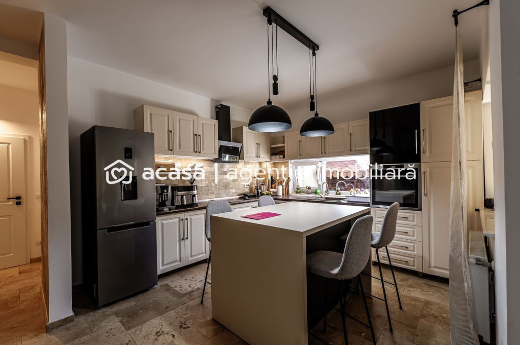 Casă de vânzare – Via Carmina, Vladimirescu -zonă re...