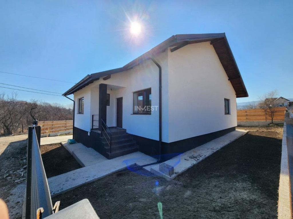 CASA INDIVIDUALA , 3 CAMERE, BECI, PLACA DE BETON PESTE ETA