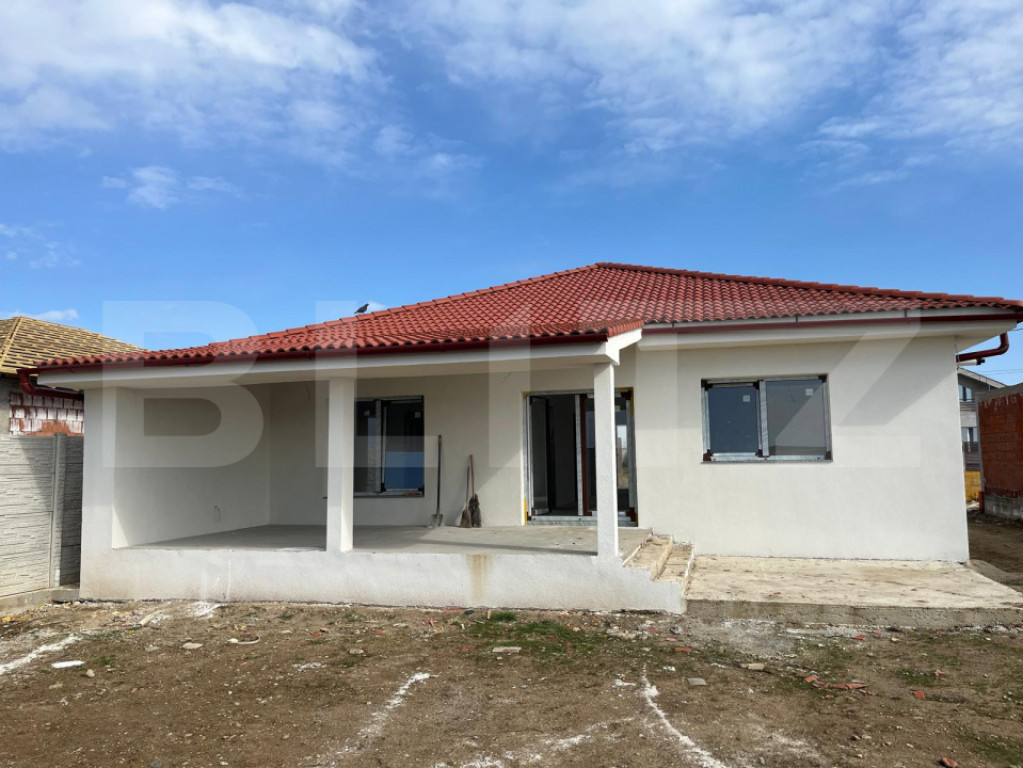 Casa individuala Santandrei cu gard imprejmuire din placi de