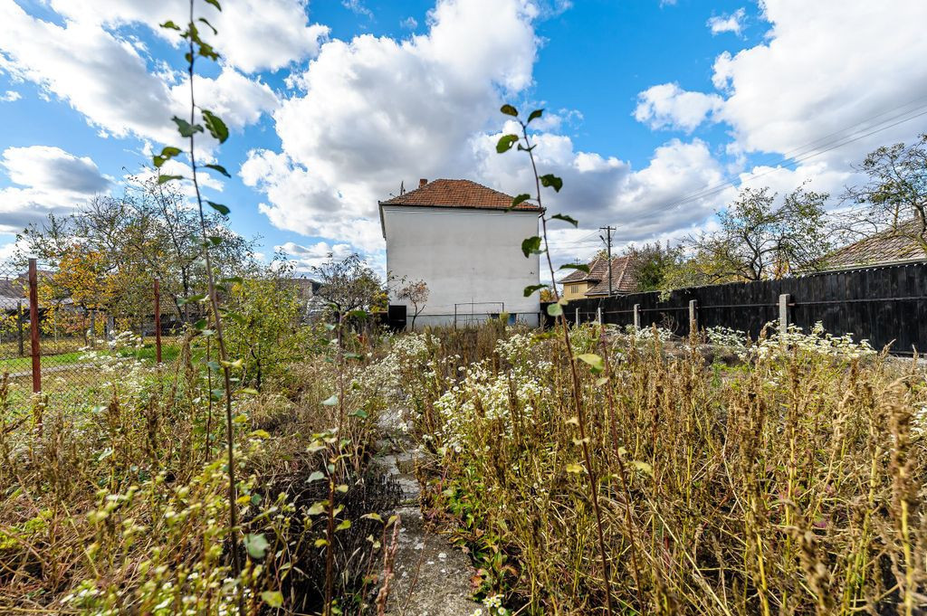 Casă din cărămidă cu 8 camere – zonă liniștită, ...