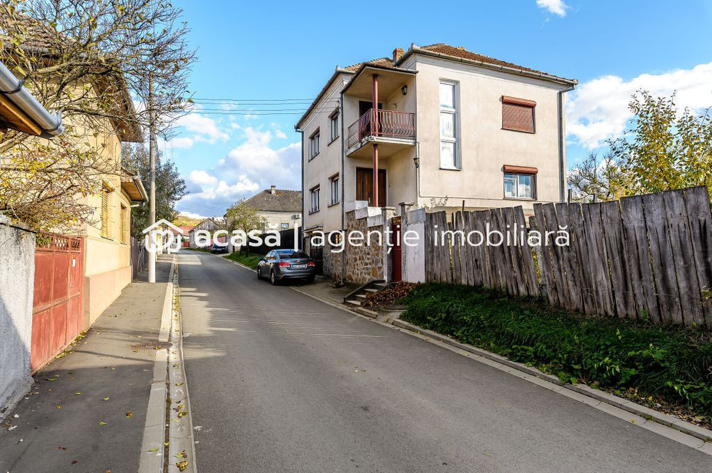 Casă din cărămidă cu 8 camere – zonă liniștită, ...