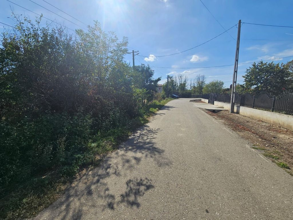 Teren intravilan Bradu, 1700 mp, toate utilitatile dispon...