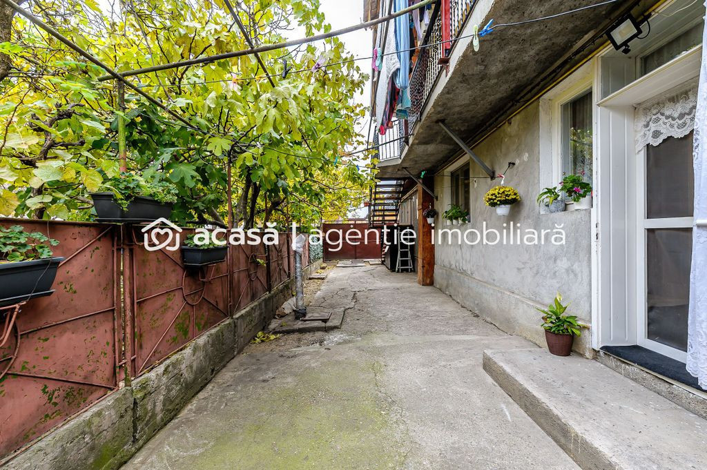 Locuință pentru familie mare apartament la casă, cu te...