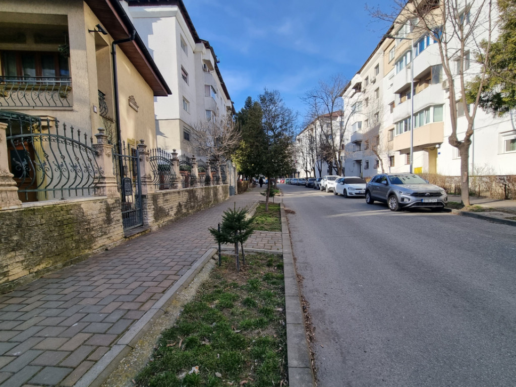 BISTRIȚA LAC- 3 camere decomandate, etaj intermediar, bloc