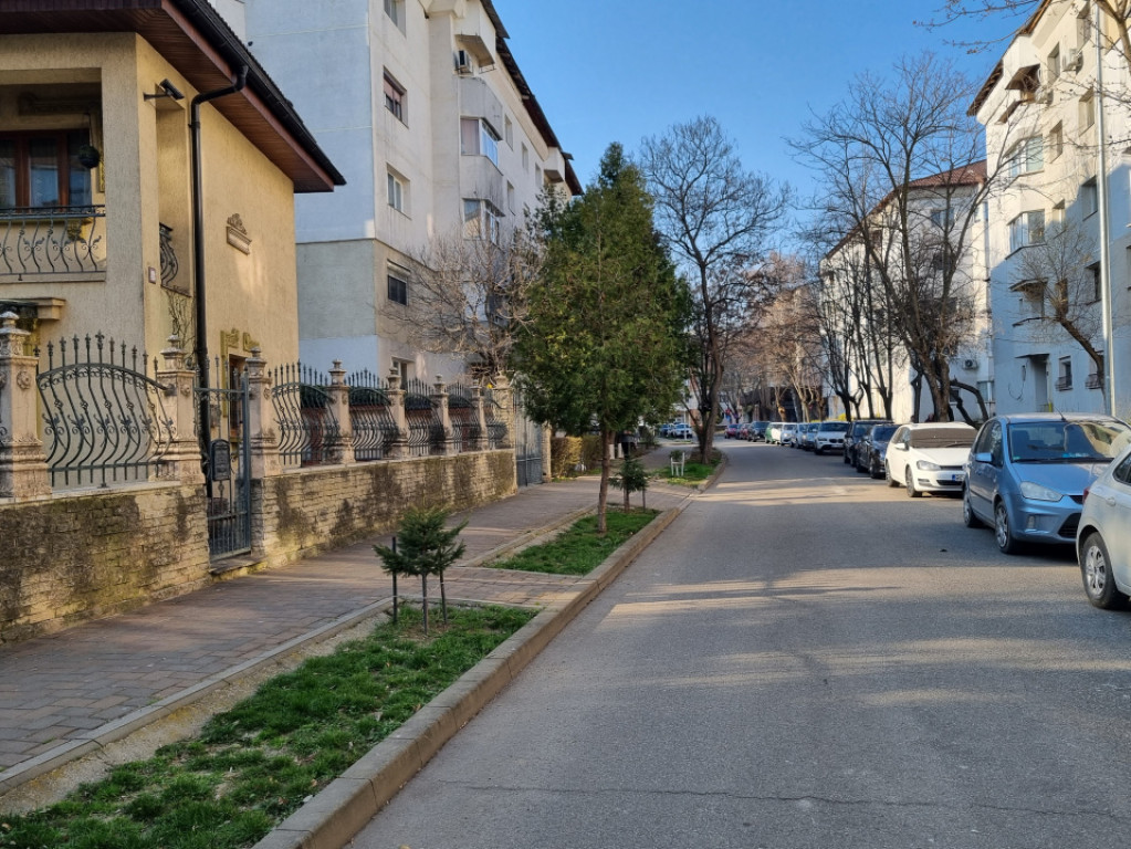 BISTRIȚA LAC- 3 camere decomandate, etaj intermediar, bloc