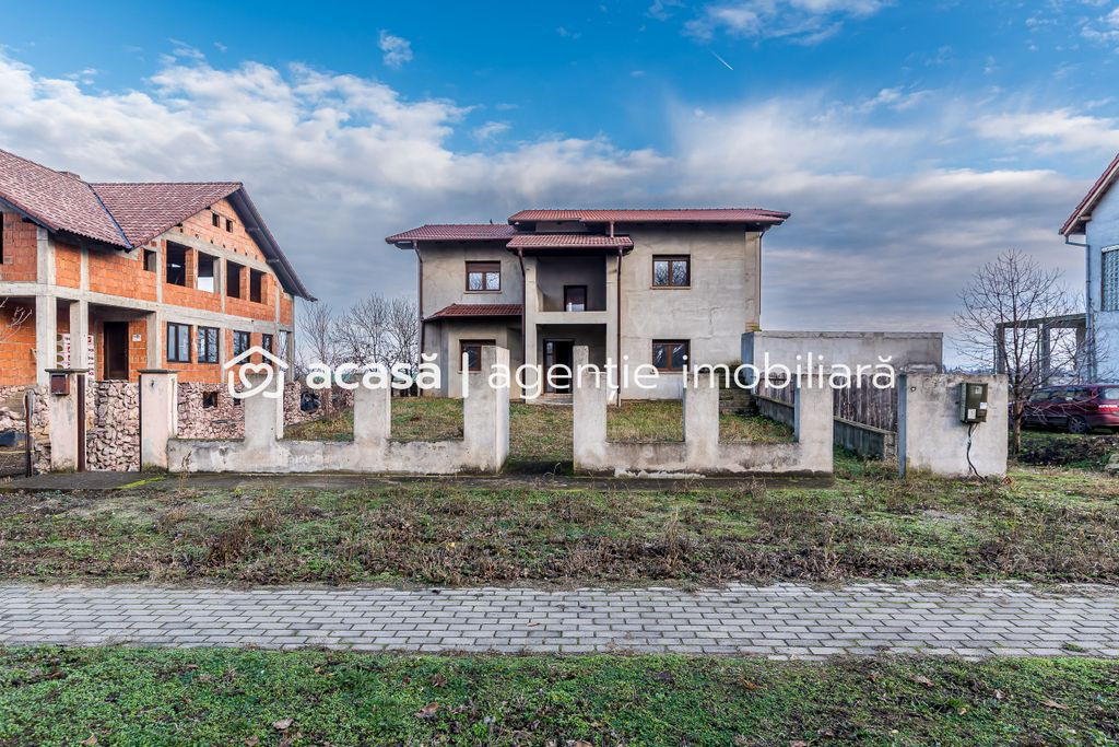 Casă spatioasa, construcție nouă – Zimandu Nou Teren...