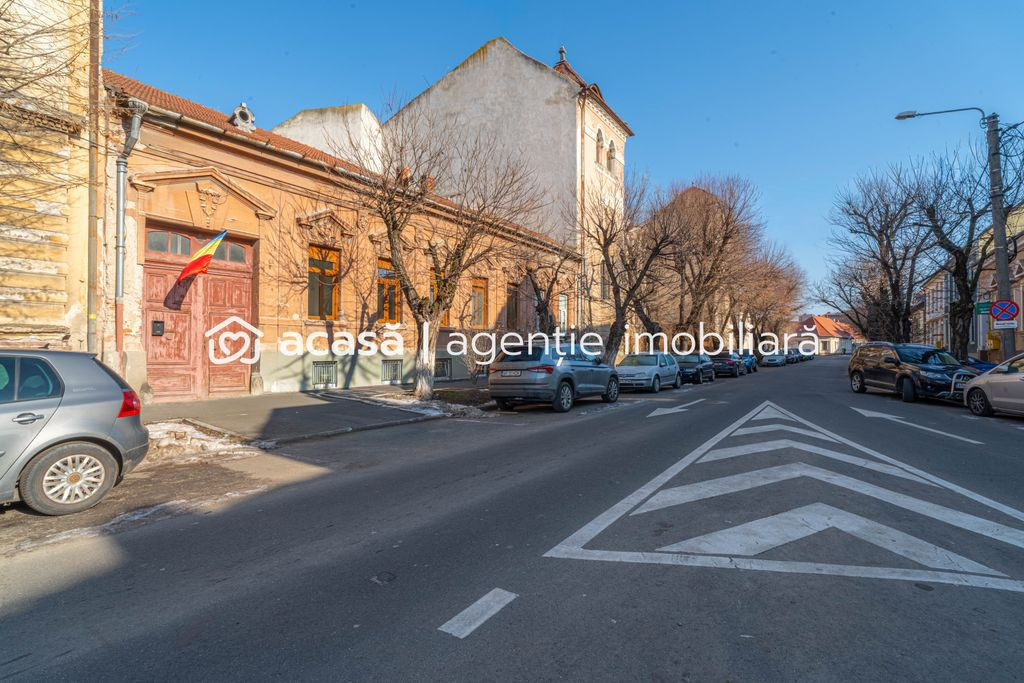 Apartament 2 camere parter înalt, amenajat complet.