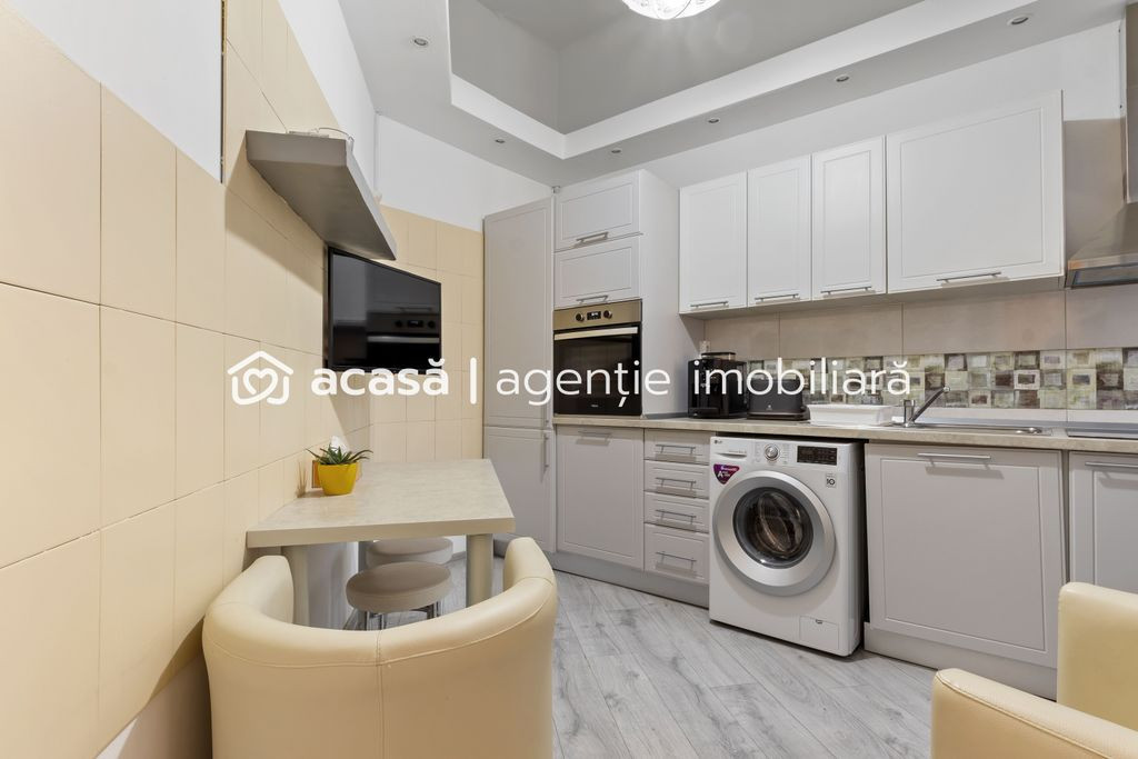 Apartament ultracentral cu 4 camere partial amenajat Comi...