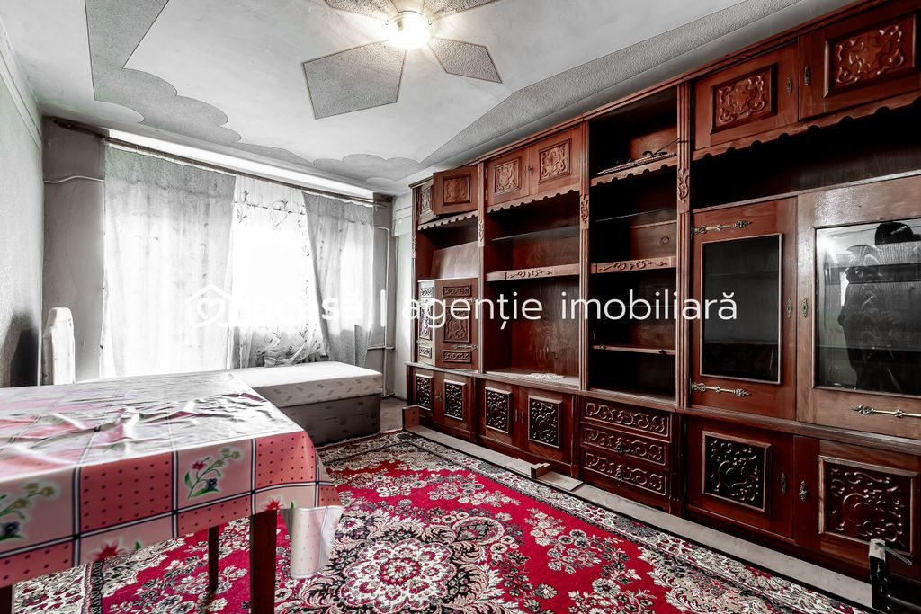 Apartament spatios in centrul orasului Chisineu Cris