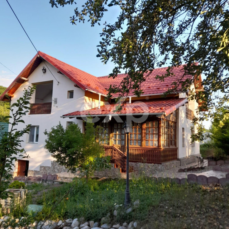 Casă la țară complet mobilată, 5.500 mp teren – Topli?