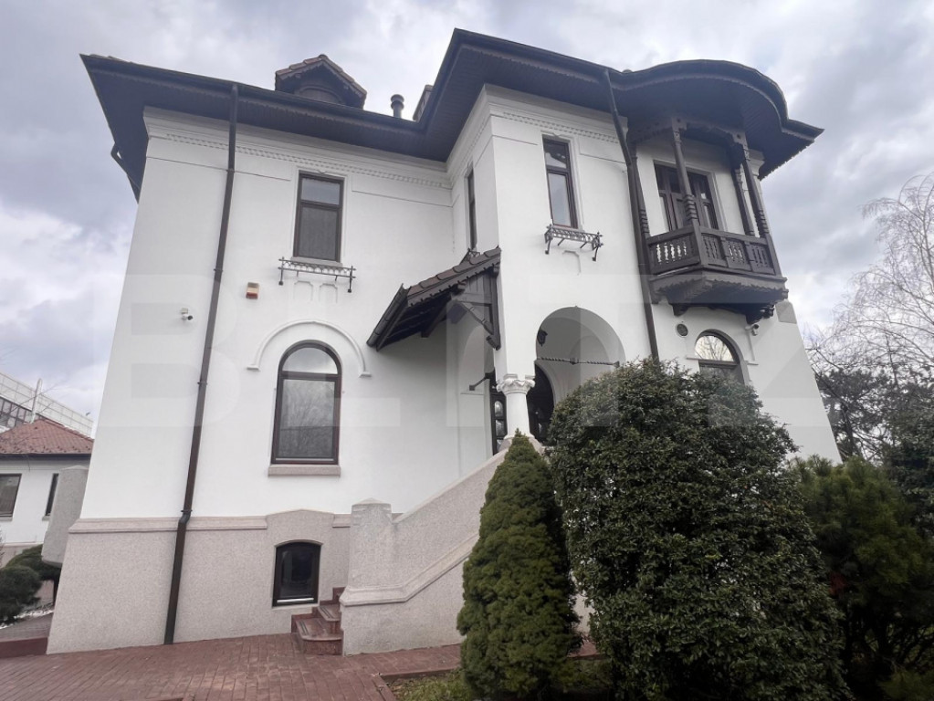 Casă interbelică, zonă premium Craiova, 405 mp utili, cur